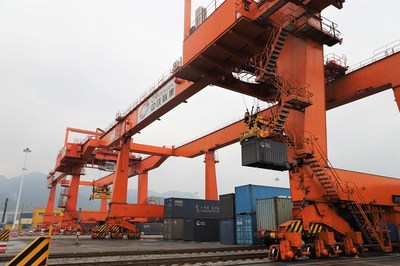 新春走基層 中歐班列“抓娃娃”的“最佳玩家”——貨物吊裝實(shí)錄