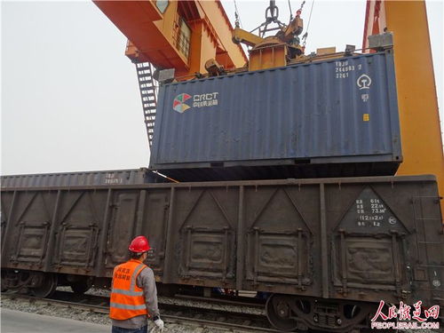 南疆450噸蘋(píng)果汁搭乘中歐班列遠(yuǎn)銷海外，搬運(yùn)服務(wù)助力高效出口