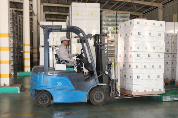 比亞迪叉車“輕拿輕放”服務(wù)長(zhǎng)裕玻璃，精準(zhǔn)搬運(yùn)鑄就信賴